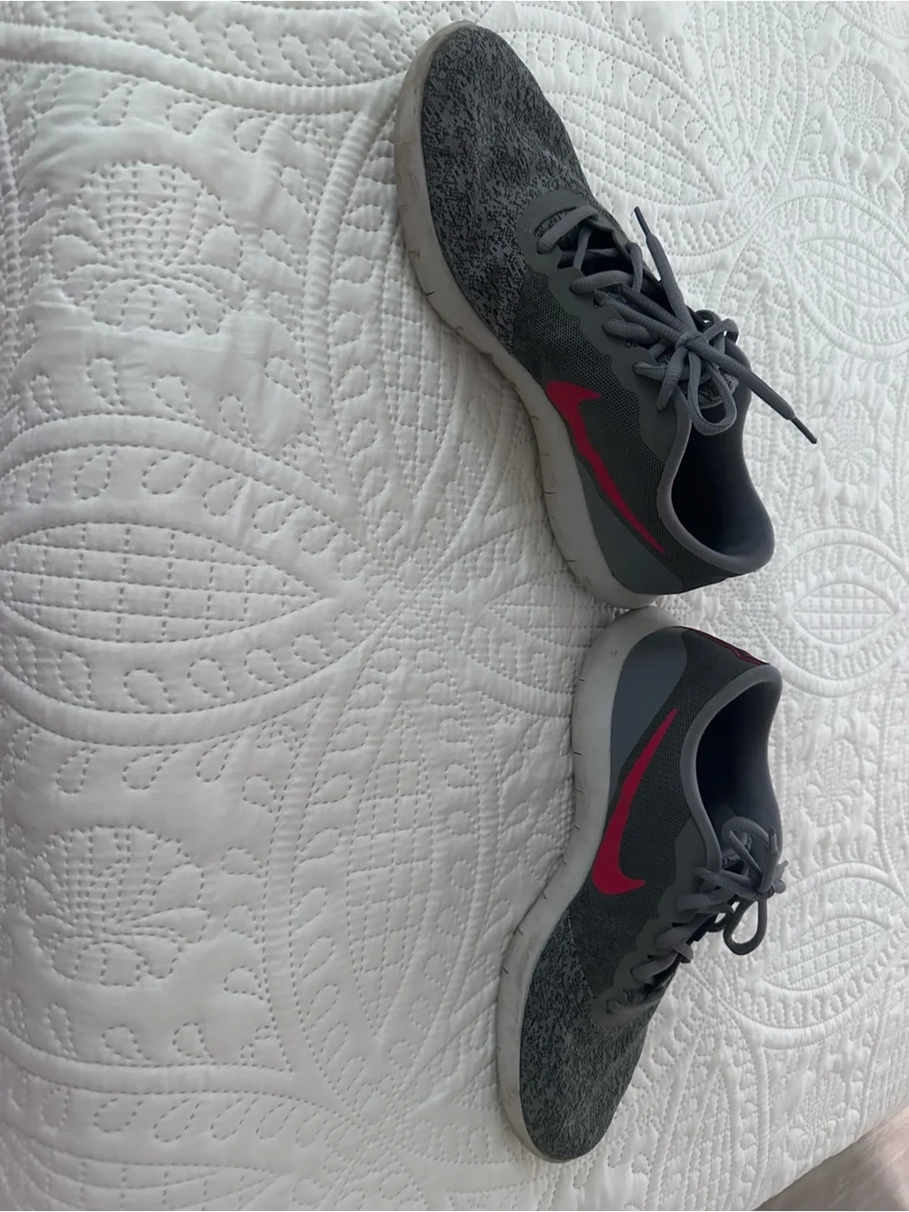 Nike men’s Gray and Pink Training Sneakers